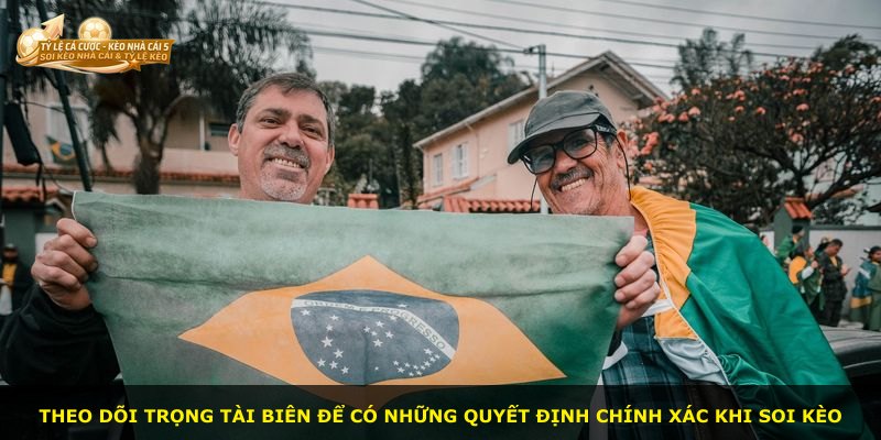 Theo dõi trọng tài biên để có những quyết định chính xác khi soi kèo